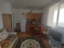 кухонный уголок, диван, шкаф
