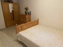 Двухспальная кровать и другая мебель