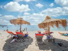 В шезлонге на пляже