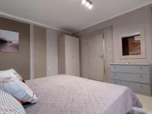 Кровать и комод в спальне
