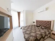 кровать в спальне