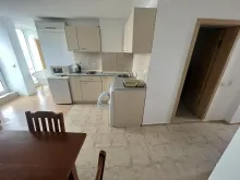 кухонный уголок, стол со стульями