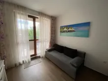 диван в комнате