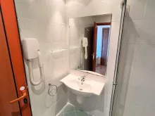 Мойка зеркало в туалете