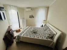кровать в спальне