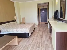 кровать, комод, телевизор