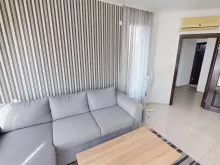 диван в гостиной комнате