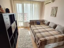 диван и шкаф в комнате