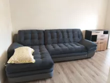 Темный диван