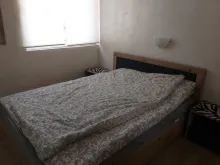 Двухспальная кровать в спальне