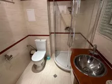 ванная комната с душевой кабиной