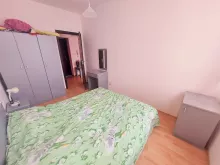 Шкаф и кровать в спальне