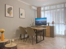 Телевизор и стол в квартире