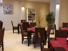 Столы и стулья в ресторане