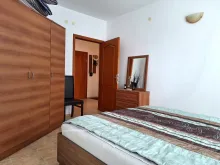 Гардероб и двухспальная кровать