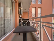 Столик со стульями на балконе