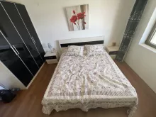 Двухспальная кровать в спальне