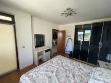 Шкаф купе и кровать в спальне