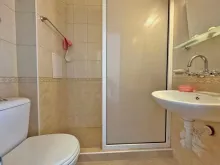 Душевая кабина в ванной комнате