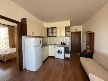 Кухонная зона и холодильник