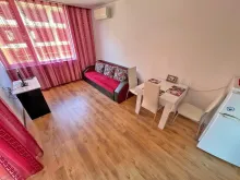 Стол со стульчиками и диван