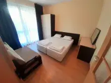 Шкаф и кровать в спальне