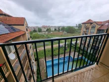 Вид балкона на бассейн