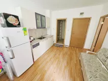 Кухонная мебель, холодильник, микроволновая печь