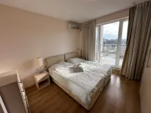 Двуспальная кровать в спальне