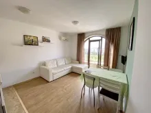 белый диван и стол
