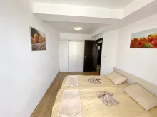 двухспальная кровать и гардероб