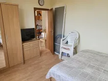 обустроенная мебелью спальня