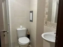 Душевая кабина и туалет в ванной комнате