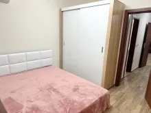 Двуспальная кровать и гардероб