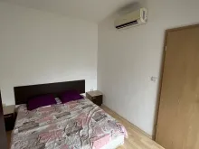 Двухспальной кроватью в спальне