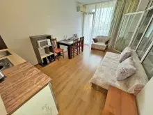 Диван и другая мебель в комнате