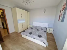 Гардероб и кровать в спальне