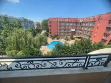 Вид на бассейн из террасы квартиры