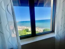 окно с видом на море