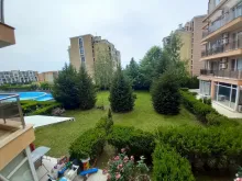 вид на территорию и бассейн