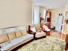 диван и другая мебель в квартире