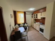 Кухонный гарнитур и обеденная зона