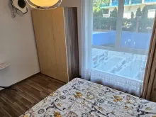 Кровать и гардероб в спальне