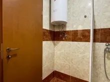 Бойлер на стене в ванной комнате