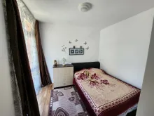 Двухспальная кровать и комод в спальне