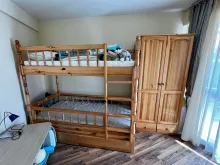 Двухъярусная кровать и гардероб детской в комнате