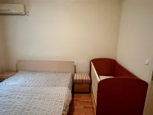 Двуспальная кровать и детская кровать