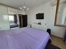 Телевизор на стене в спальне