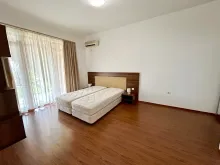 Двуспальная кровать в спальне