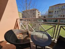 Стол и стулья на террасе
